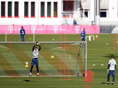 Bayern de Munique volta aos treinos com distanciamento social entre jogadores
