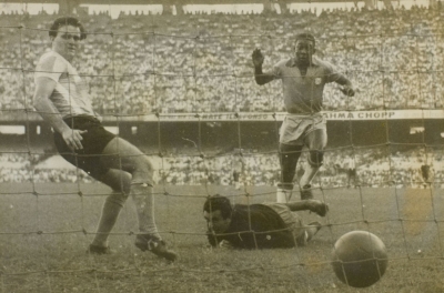 Há 58 anos: Pelé estreia na Seleção Brasileira, em jogo contra a Argentina, e marca seu primeiro gol