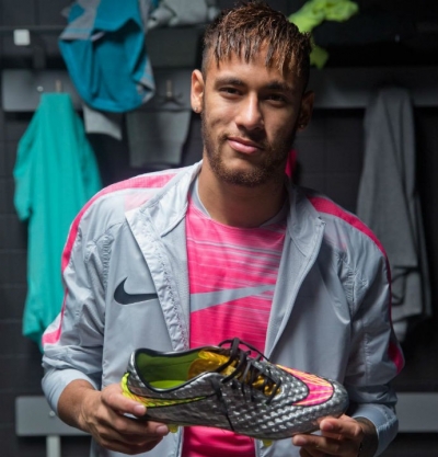 Neymar faz ensaio com nova chuteira exclusiva