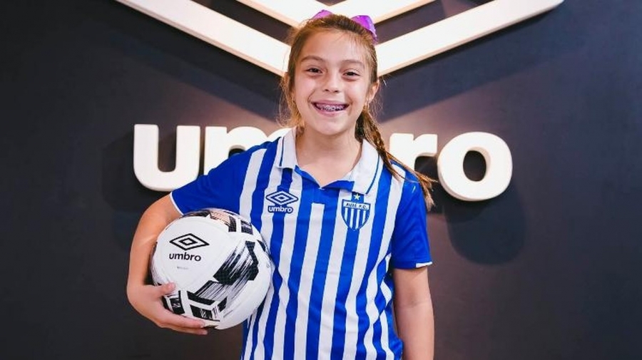 Aos 10 anos, menina da base do Avaí assina patrocínio com empresa de material esportivo