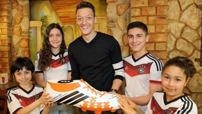 (Parabéns EC) Özil banca operação de 11 crianças brasileiras um ano depois da Copa