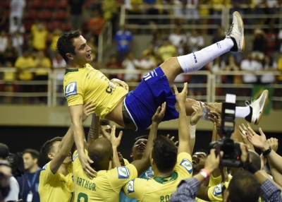 Falcão marca, se emociona, e Brasil vence último jogo oficial do craque pela seleção