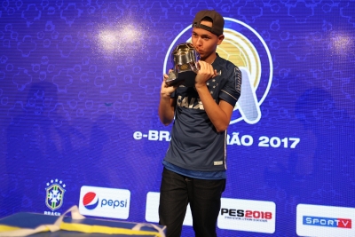 MAIS JOVEM PARTICIPANTE - Henrykinho, do Cruzeiro, vence o e-Brasileirão 17