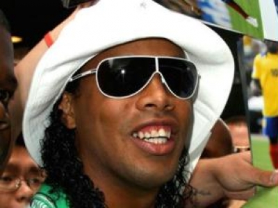Ronaldinho faz 35 anos e promove festança de 24 horas com amigos importados