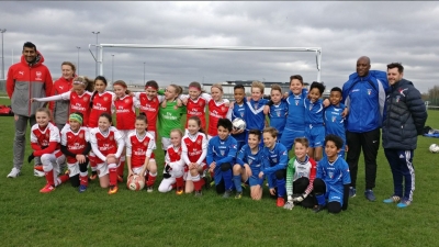 Futebol inglês rompe barreiras e equipe feminina sub-10 equilibra jogo contra time de meninos da mesma idade