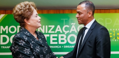 Dilma assina medida provisória que aperta cerco a clubes devedores