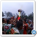 JOGADORES DO CAMPO VERDE COM O TROFÉU DE CAMPEÃO