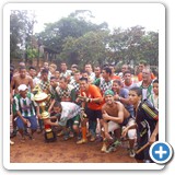 JOGADORES E TORCEDORES DO CAMPO VERDE POSSANDO PARA FOTO