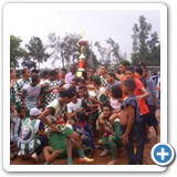 JOGADORES E TORCEDORES RECEBENDO  O TROFÉU DE CAMPEÃO