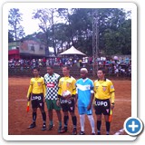 TRIO DE ARBITRAGEM COM OS DOIS CAPITÃES