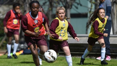 Dobrar o número de meninas e mulheres envolvidas com futebol até 2020: Conheça o plano inglês