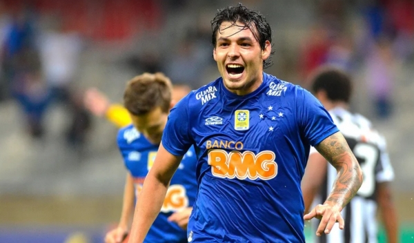 Bicampe&atilde;o brasileiro com o Cruzeiro e ex-Palmeiras e Santos, Ricardo Goulart estreia no futebol amador