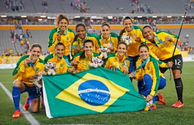Atletas do futebol feminino no Brasil ainda jogam sem registro profissional
