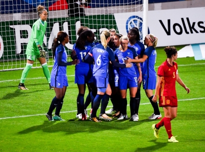 Seleção feminina da França faz dois gols com &quot;ciranda&quot; em escanteios; veja