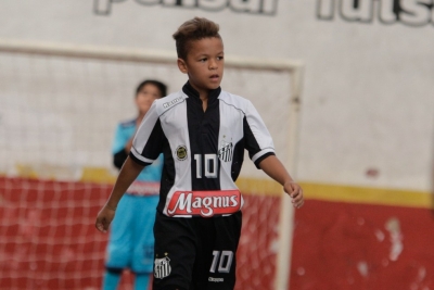 Aos nove anos, garoto do Santos é o mais jovem a assinar contrato de patrocínio