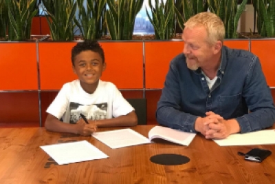 Vem aí outro novo Kluivert: Aos nove anos, Shane já assina contrato com a Nike