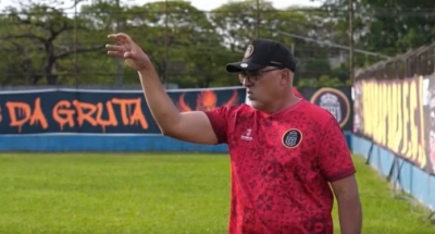 Hist&oacute;rias da v&aacute;rzea: conhe&ccedil;a a rotina do t&eacute;cnico que comanda 14 times ao mesmo tempo