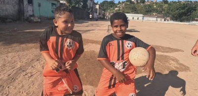 X1 de crianças vira febre, encanta Everton Ribeiro e Deyverson e inspira projeto social no Recife