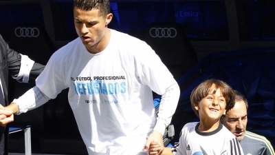 Pelo direito de sonhar: Menino sírio chutado por cinegrafista entra em campo com Cristiano