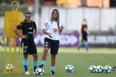 &#039;Futebol feminino não é empecilho para os clubes&#039;, diz Emily Lima, técnica da Seleção